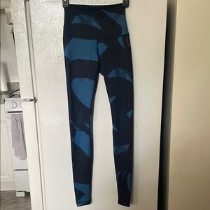 Lululemon‎ Blue and Black Patterned Leggings No Size Dot 31”